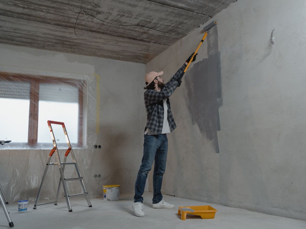 Sienu krāsošanas darbi telpu renovācijas laikā