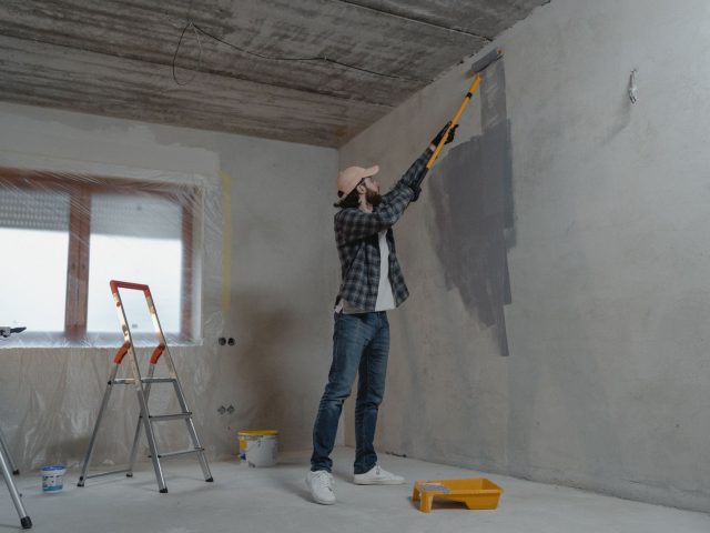 Sienu krāsošanas darbi telpu renovācijas laikā